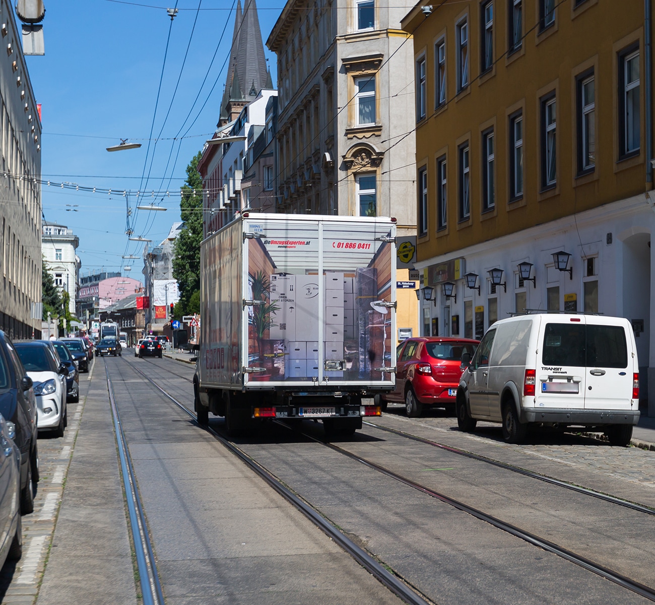 Klaviertransporte Wien - Umzugshelfer transportieren ein Klavier, bereitgestellt von einer Umzugsfirma in Wien