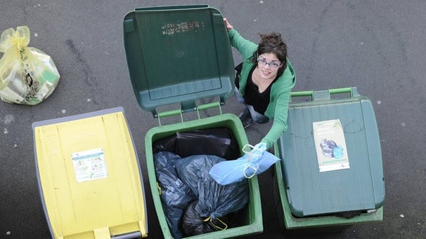 Frau entsorgt Müll, Abfalltransport